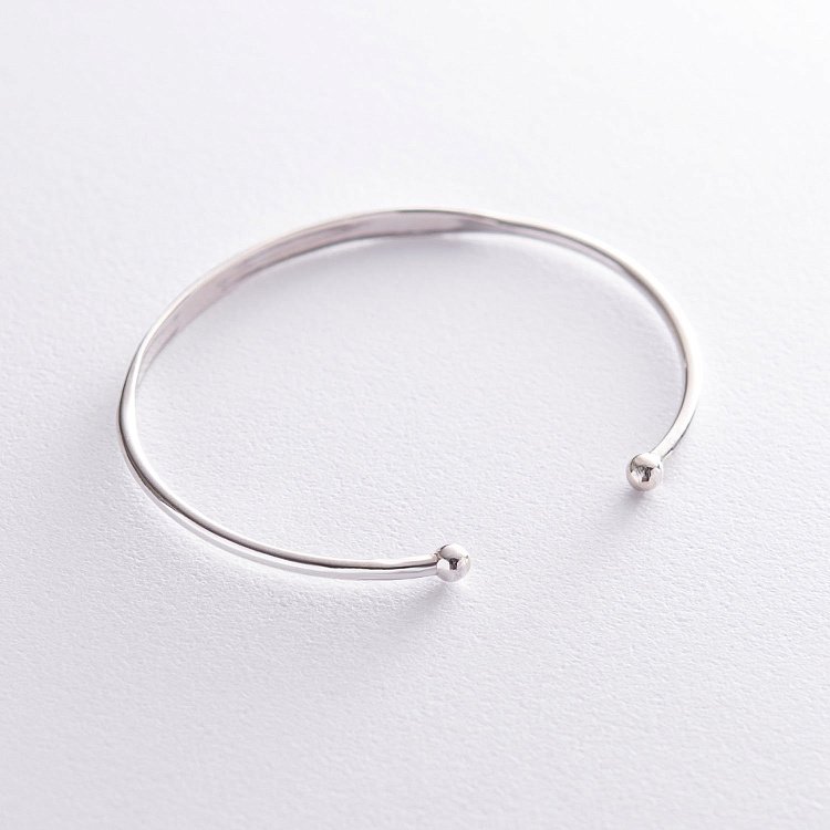 Жесткий серебряный браслет 141478 от ювелирного магазина Оникс