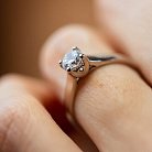 Серебряное помолвочное кольцо с фианитом 112214 от ювелирного магазина Оникс - 1
