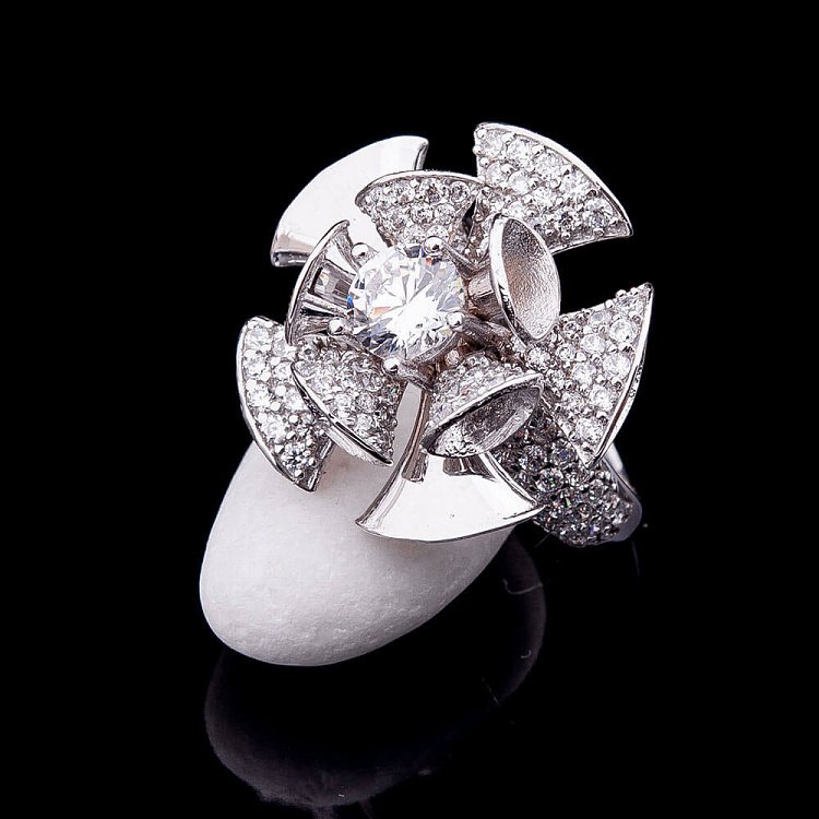 Золотое кольцо "Цветочек" с фианитами к04218 от ювелирного магазина Оникс - 2