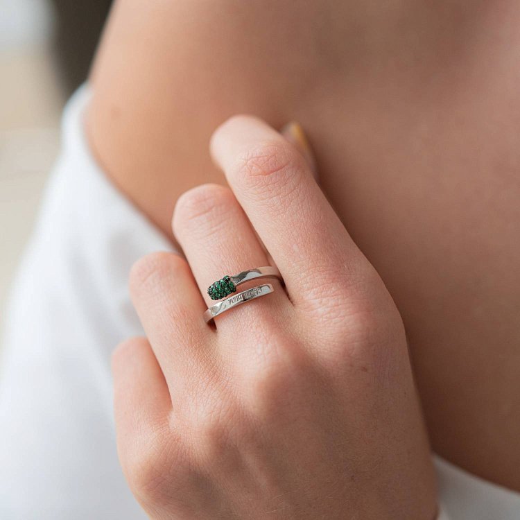 Серебряное кольцо "Спичка" (зеленые фианиты) 112596 от ювелирного магазина Оникс - 3