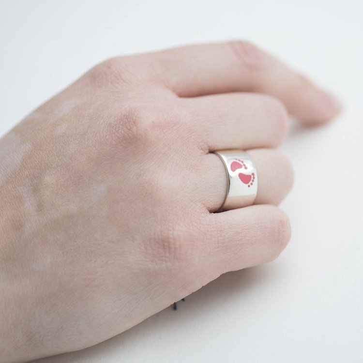 Срібний перстень "Ніжки немовляти", емаль 112003 від ювелірного магазину Онікс - 7