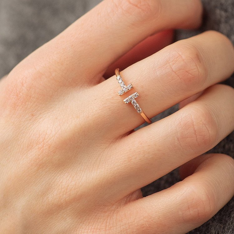 Каблучка "Tina" в червоному золоті (фіаніти) к07649 від ювелірного магазину Онікс - 1