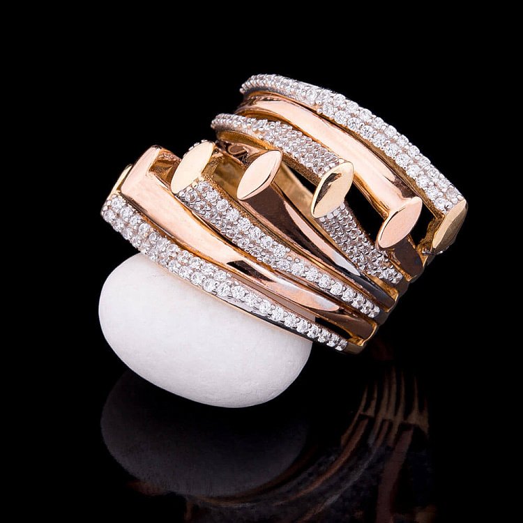 Ексклюзивна каблучка з фіанітами к03928 Ексклюзивна каблучка з фіанітами к03928 від ювелірного магазину Онікс