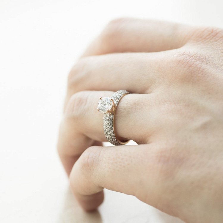 Золотое помолвочное кольцо с фианитами к01926 от ювелирного магазина Оникс - 3