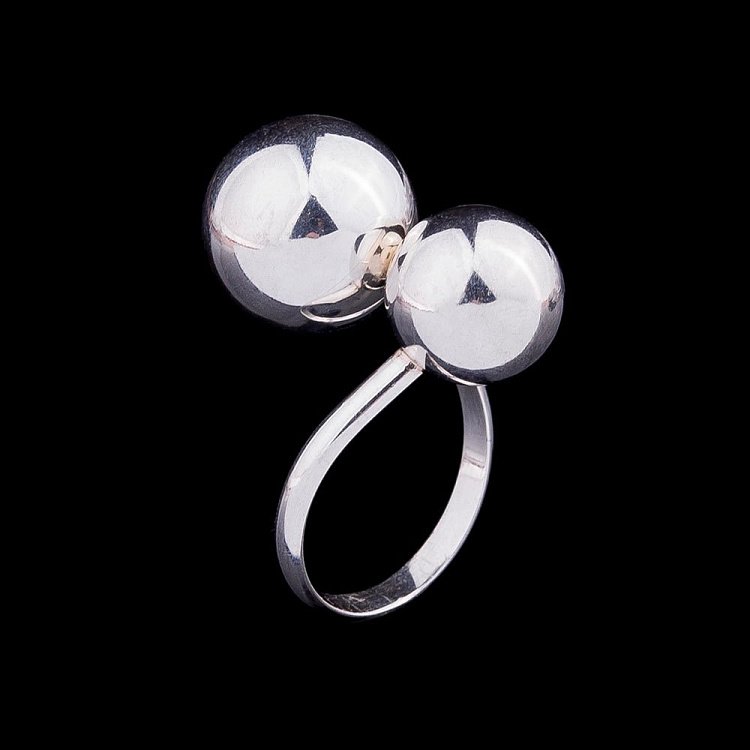 Серебряное кольцо с шариками 11008 Серебряное кольцо с шариками 11008 от ювелирного магазина Оникс