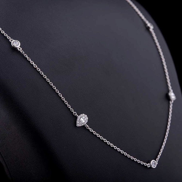 Серебряное колье с фианитами 18300 от ювелирного магазина Оникс