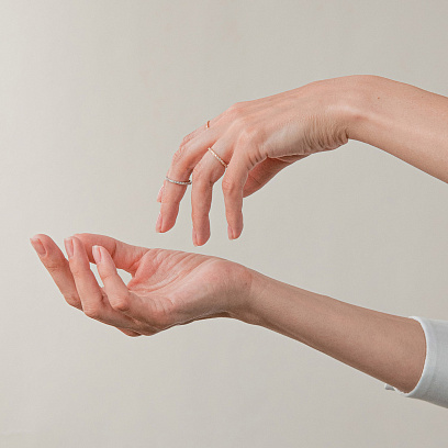 Кольцо с дорожкой камней в белом золоте к08276 №8