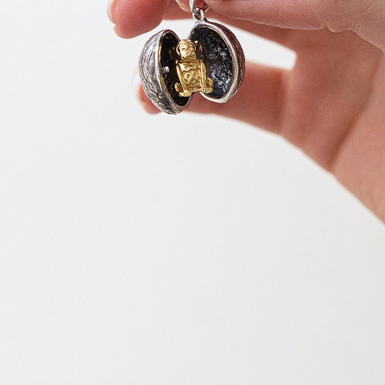 Срібна підвіска "Мавпочка в горішку" ручної роботи 133112 від ювелірного магазину Онікс - 1