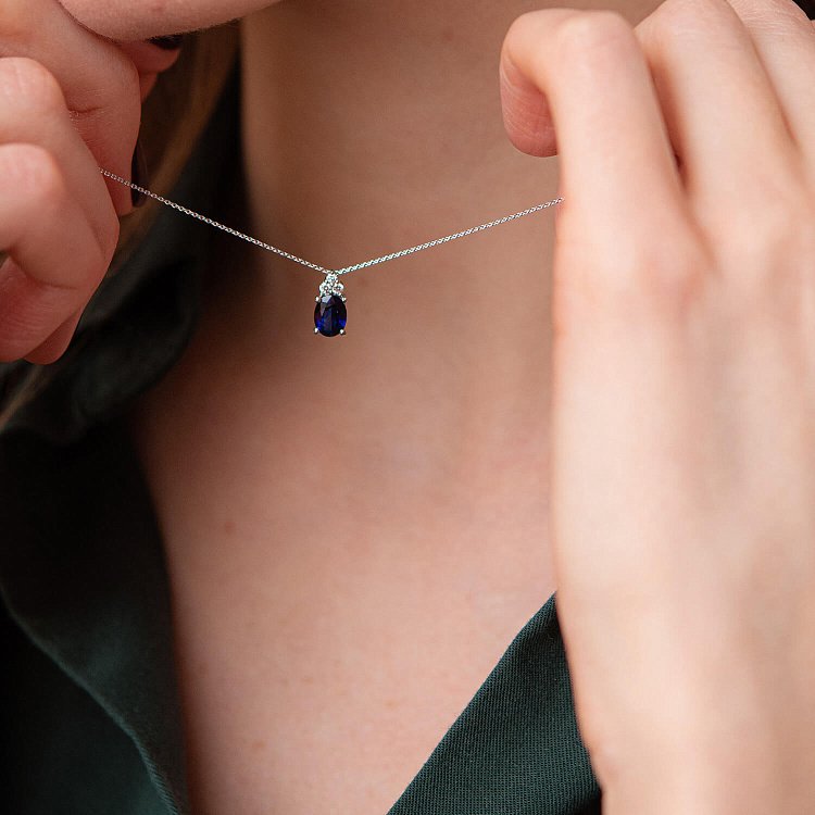 Золотое колье с бриллиантами и сапфиром колб0080z от ювелирного магазина Оникс - 1