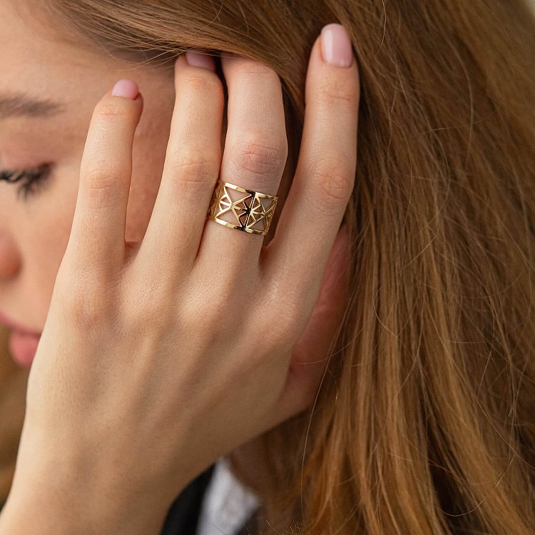 Широка каблучка "Дженна" у жовтому золоті к07332 від ювелірного магазину Онікс - 3