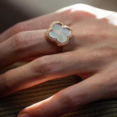 Каблучка "Конюшина" в жовтому золоті (перламутр) к07985 №3