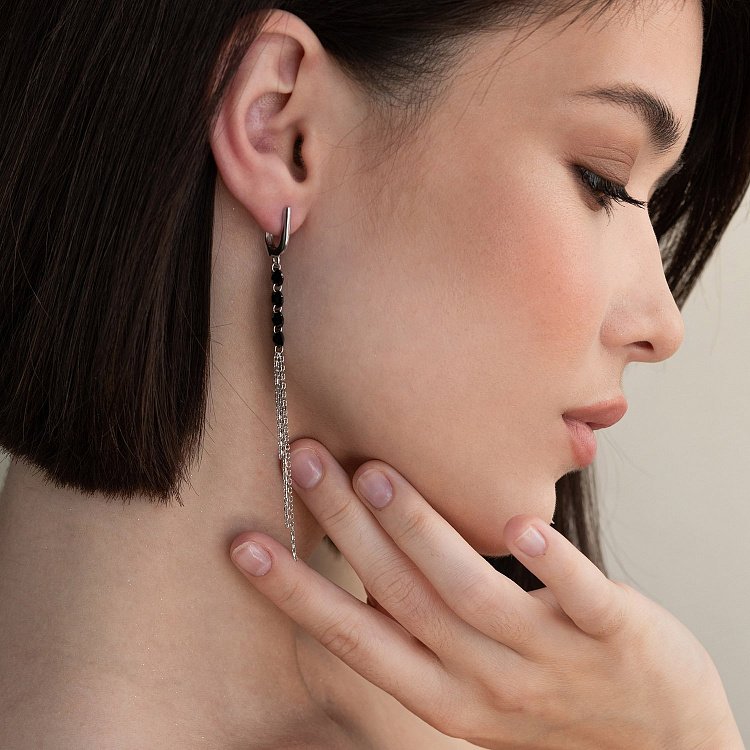 Срібні висячі сережки з чорними каменями 123080 від ювелірного магазину Онікс - 2