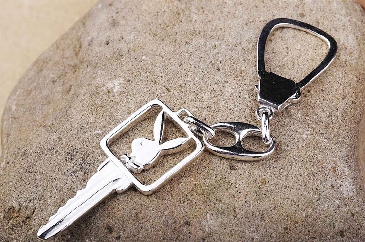 Брелок "Плейбой" 10004 от ювелирного магазина Оникс - 1