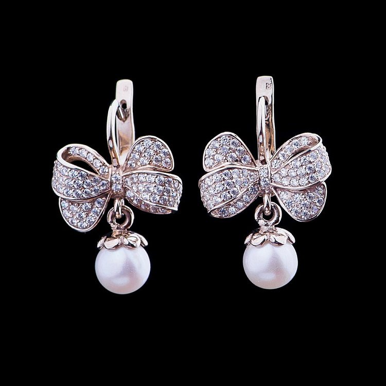 Золотые серьги "Бантики" с жемчугом и фианитами 03-0832.0.2310 от ювелирного магазина Оникс - 1