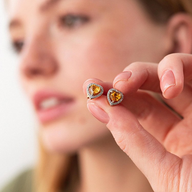 Золотые серьги - пусеты "Сердечки" с бриллиантами и сапфирами сб0422gl от ювелирного магазина Оникс - 1