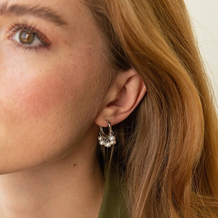 Срібні сережки - пусети з перлинками 123276 від ювелірного магазину Онікс - 1