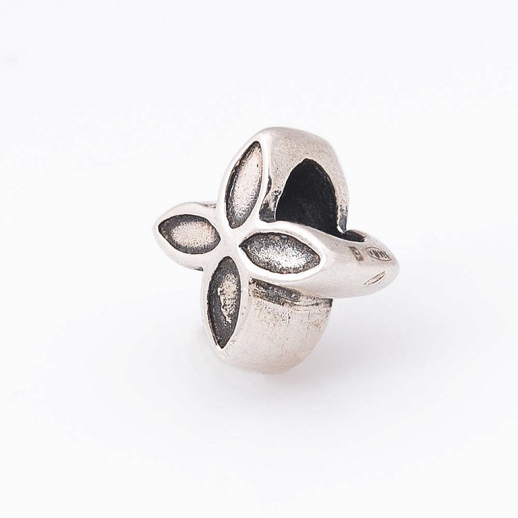 Серебряный шарм "Клевер" 132110 от ювелирного магазина Оникс