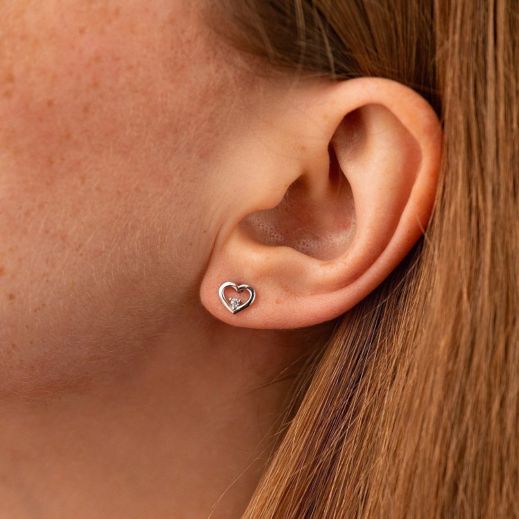 Сережки - пусети "Сердечки" у білому золоті (фіаніти) с08474 від ювелірного магазину Онікс - 1