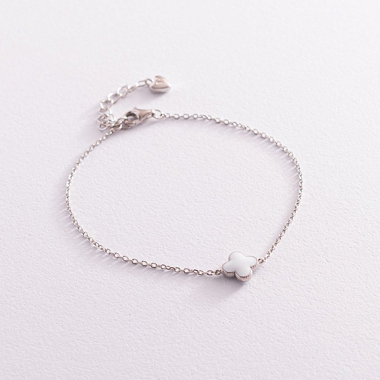 Срібний браслет "Конюшина" (біла емаль) 141581 від ювелірного магазину Онікс