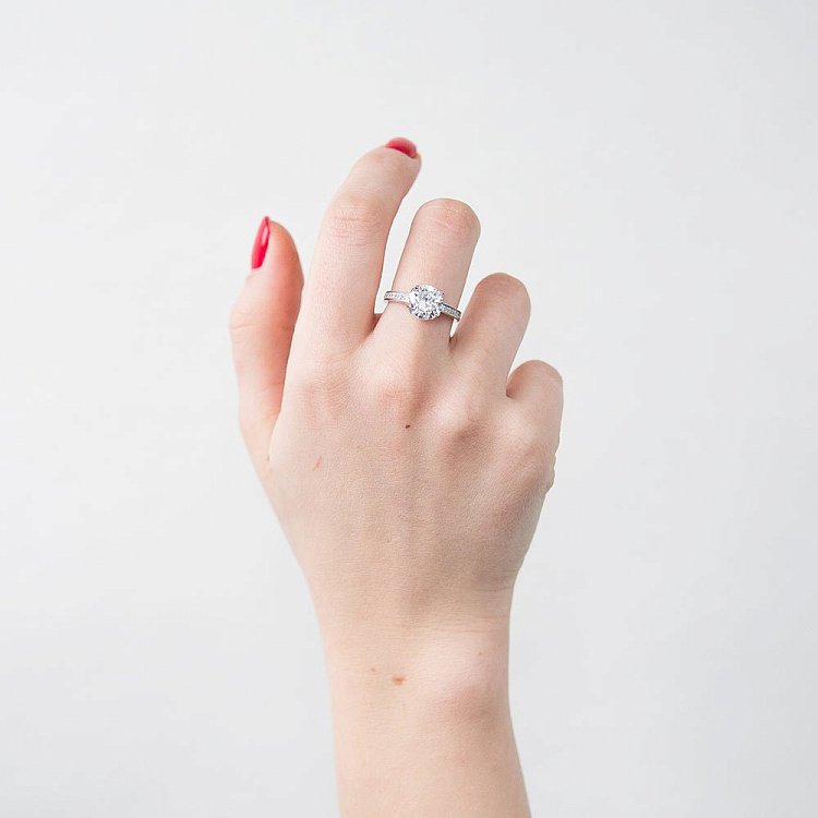 Серебряное помолвочное кольцо (фианиты) 111861 от ювелирного магазина Оникс - 1