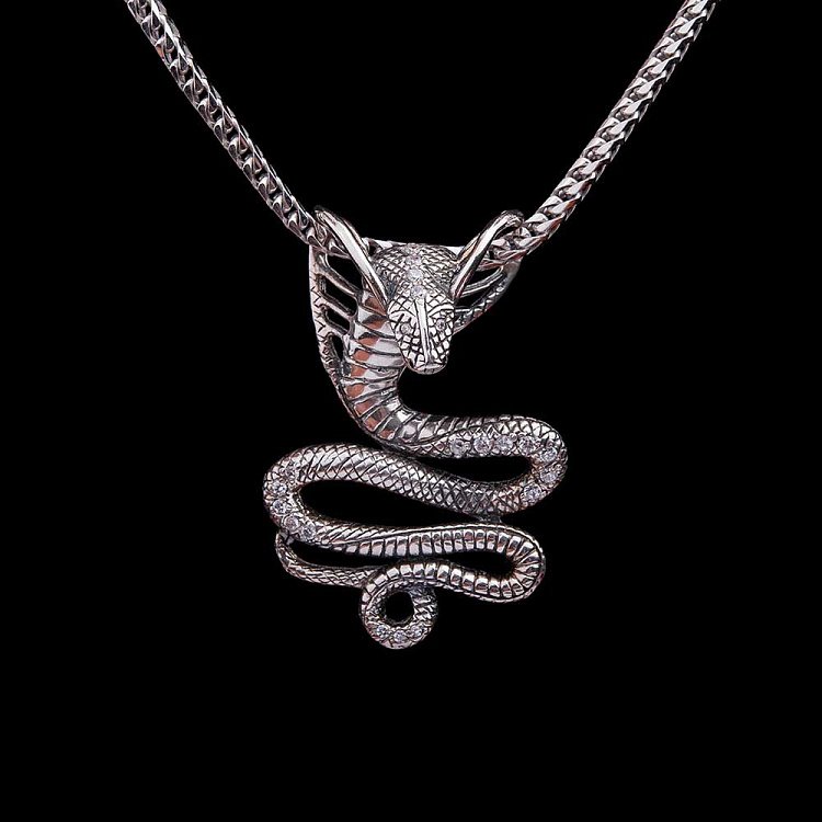 Срібна підвіска "Кобра" (фіаніти) 131176 від ювелірного магазину Онікс
