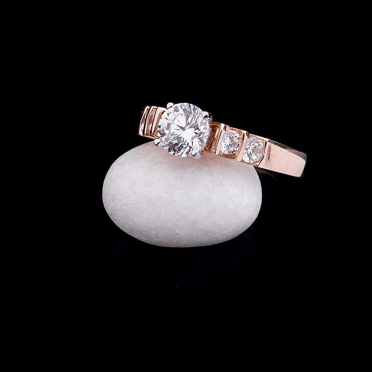 Помолвочное золотое кольцо с фианитами к04582 от ювелирного магазина Оникс - 1