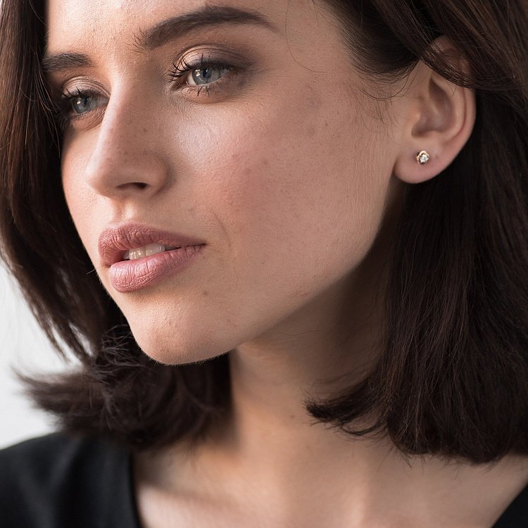 Золотые серьги - пусеты с фианитами с04136 от ювелирного магазина Оникс - 4