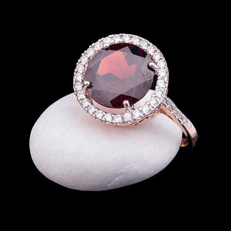 Золотое кольцо с пиропом (гранатом) и фианитами к02023 от ювелирного магазина Оникс