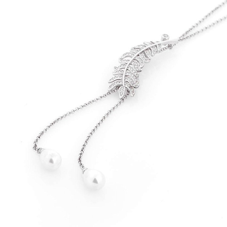 Серебрянное колье "Перо" с фианитами и жемчугом 18608 от ювелирного магазина Оникс