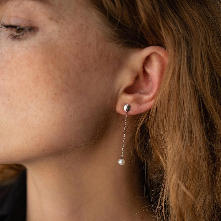 Сережки - пусети "Перлина на ланцюжку" у білому золоті с08302 від ювелірного магазину Онікс - 5