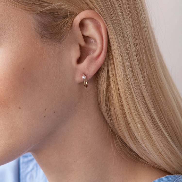 Серьги - пусеты "Миранда" в желтом золоте (жемчуг) с07863 от ювелирного магазина Оникс - 1