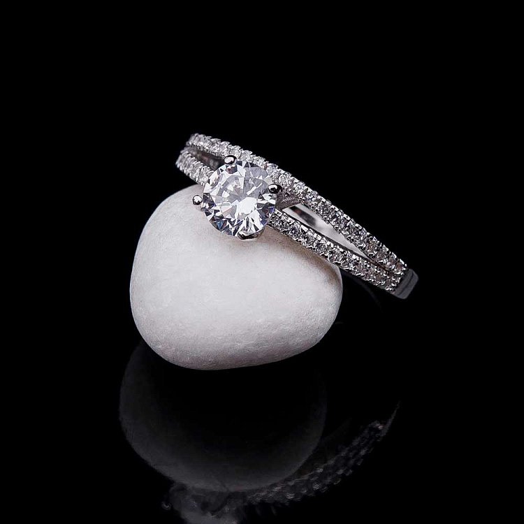 Заручальна каблучка з фіанітами 111839 від ювелірного магазину Онікс - 2