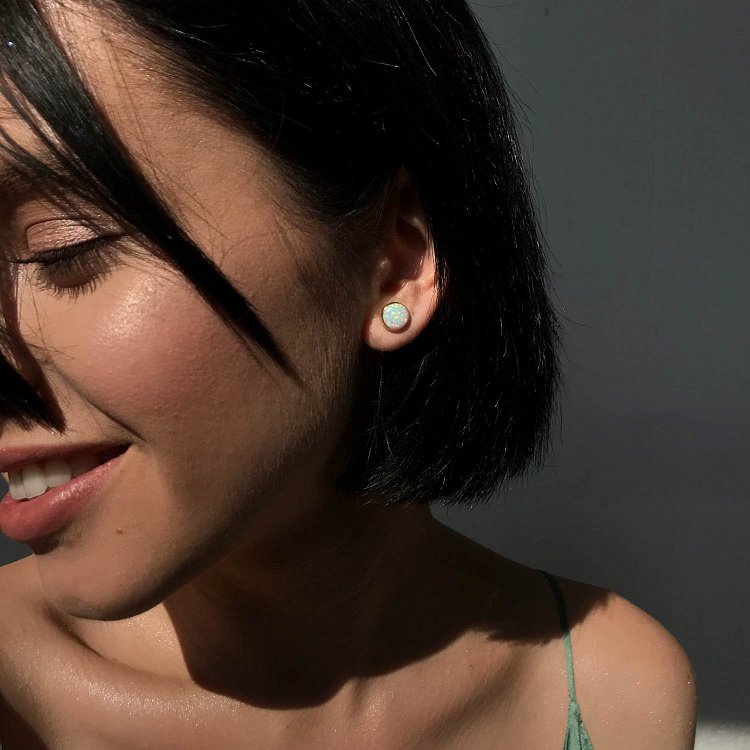 Золоті сережки-пусети "Сяйво" (синт. опал) 9 мм с07746 від ювелірного магазину Онікс - 13