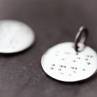 Срібний кулон з індивідуальним гравіюванням шрифтом Брайля (17 мм) 132722br от ювелирного магазина Оникс - 2