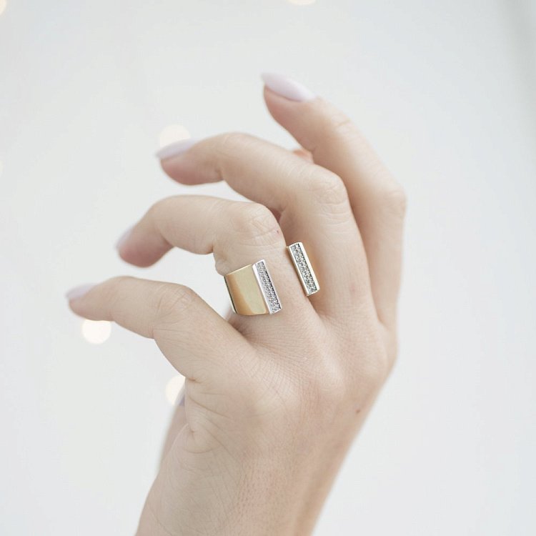 Стильное золотое кольцо с фианитами к05386 от ювелирного магазина Оникс - 1