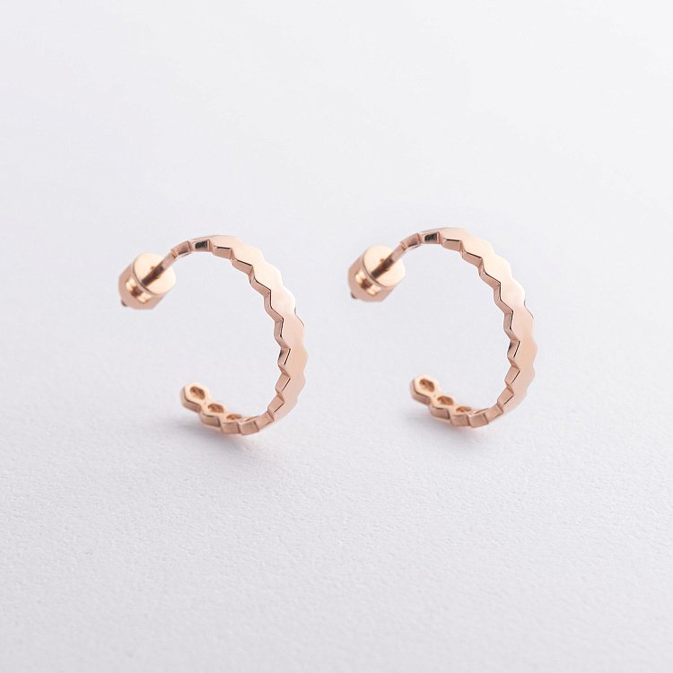 Серьги - пусеты "Грани" в красном золоте с07286 от ювелирного магазина Оникс