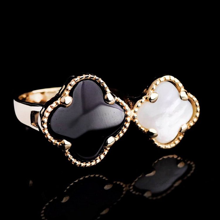 Золотое женское кольцо "Клевер" с перламутром к03283 от ювелирного магазина Оникс - 1