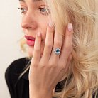 Серебряное кольцо с голубым топазом и фианитами 111432 от ювелирного магазина Оникс - 1