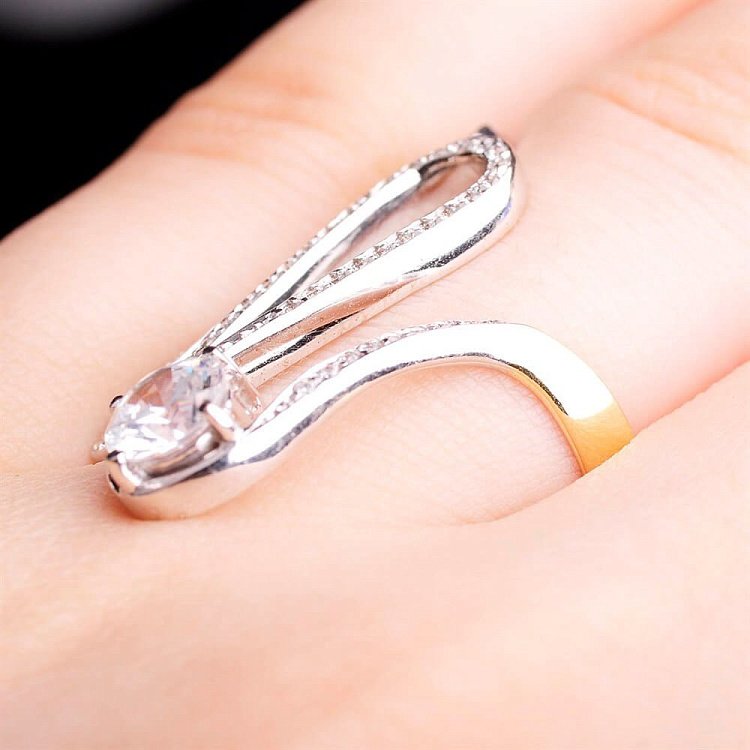 Жіноча каблучка з білого і жовтого золота з фіанітами к02419 від ювелірного магазину Онікс - 5