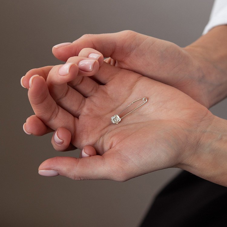 Серебряная булавка "Розочка" 21021 от ювелирного магазина Оникс - 1