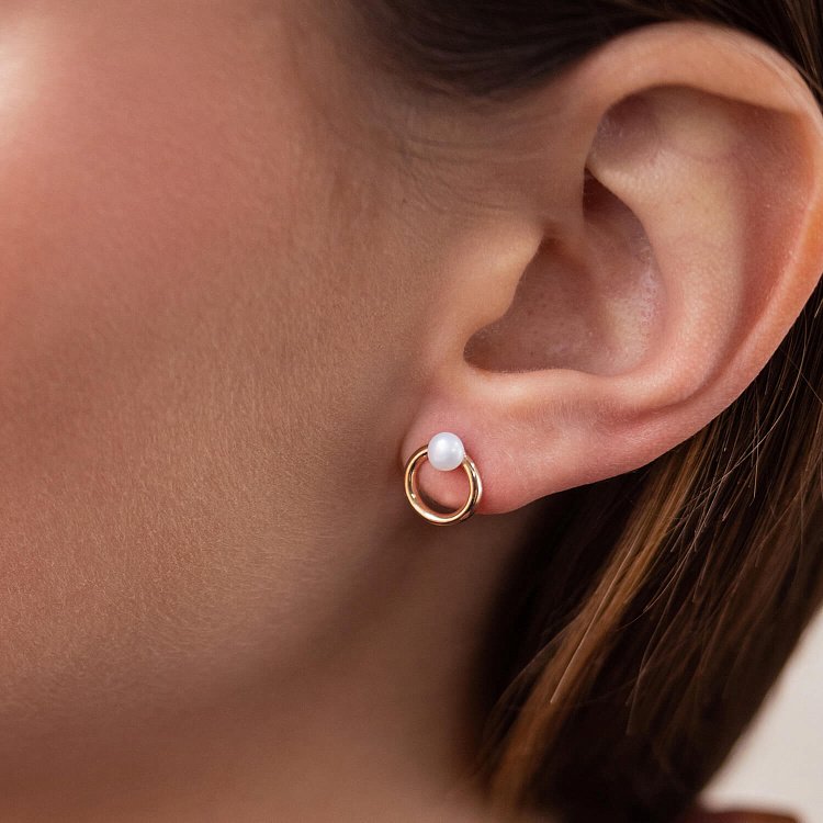 Сережки - пусети "Кругообіг" з перлами (червоне золото) с08229 від ювелірного магазину Онікс - 1