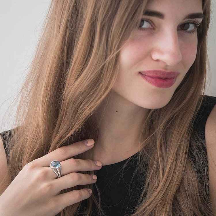 Золотое кольцо с топазом и фианитами 14032388 от ювелирного магазина Оникс