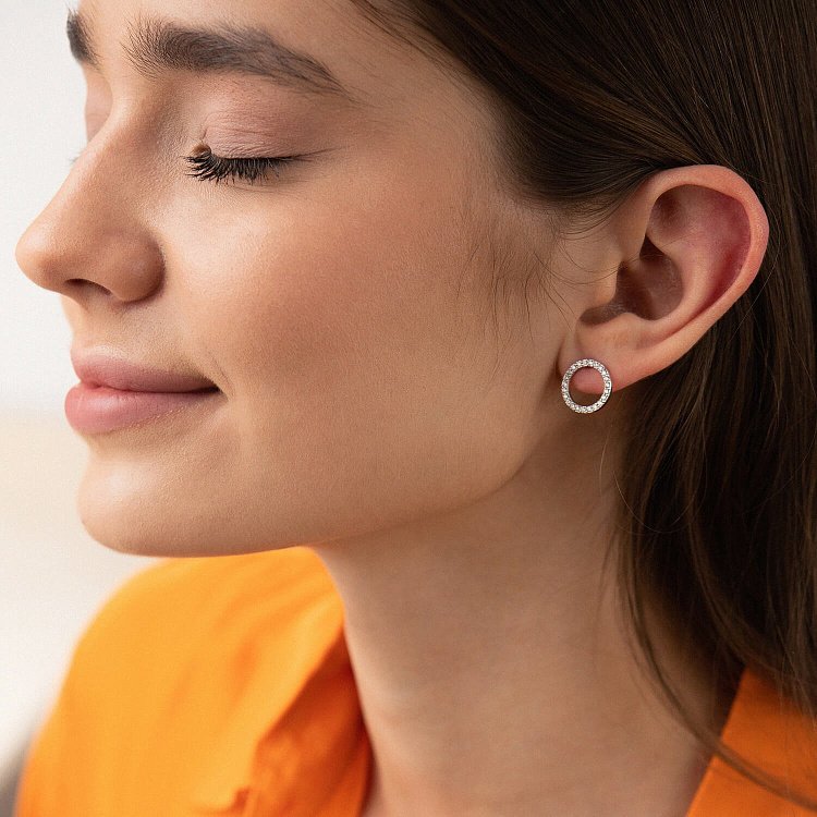 Сережки - пусети "Кругообіг" з фіанітами 1.2 см (біле золото) с08280 від ювелірного магазину Онікс - 2