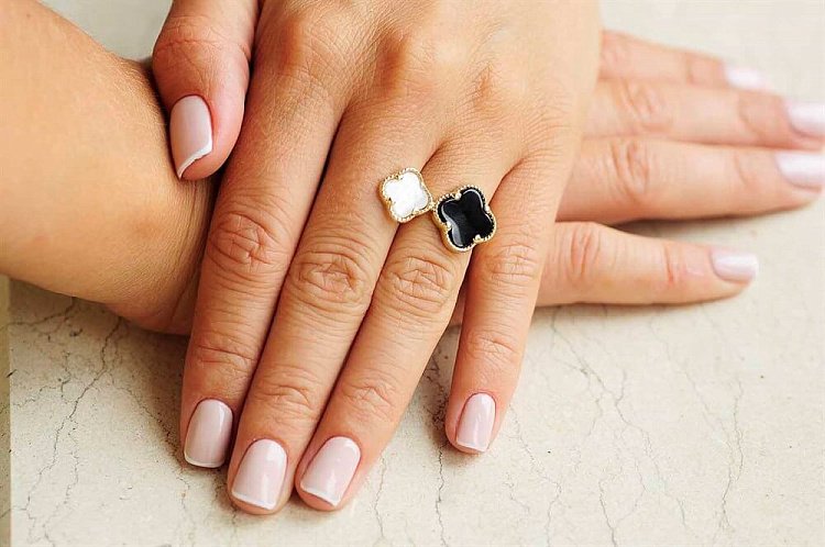 Золота жіноча каблучка "Конюшина" з перламутром к03283 від ювелірного магазину Онікс - 6