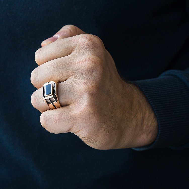 Печатка с фианитами и ониксом к06345 от ювелирного магазина Оникс - 1