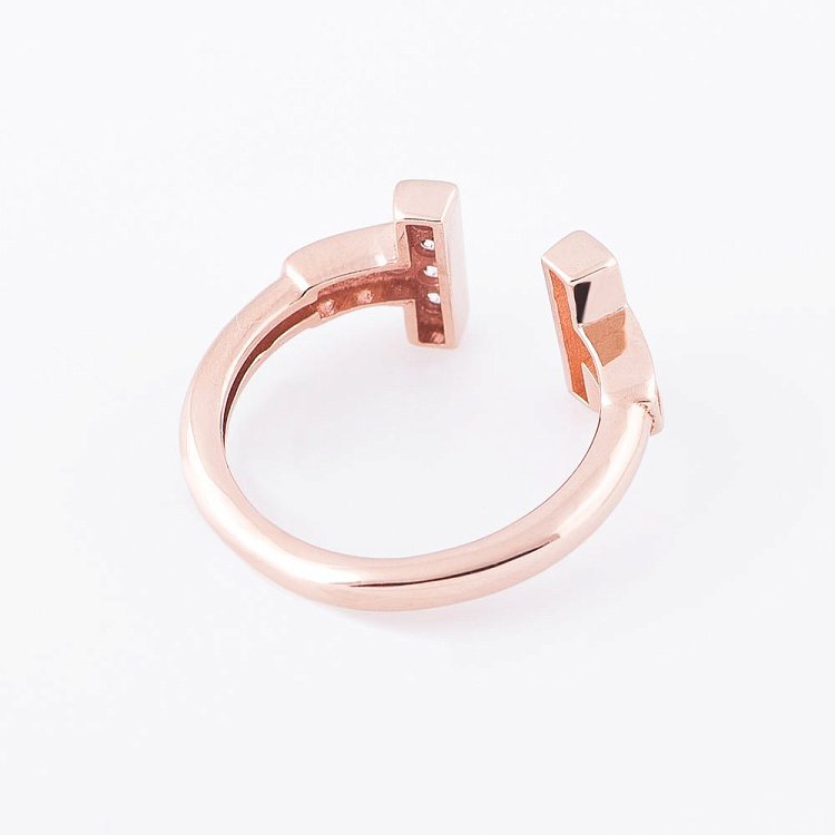 Золота каблучка з фіанітами "Т" к05113 від ювелірного магазину Онікс - 2