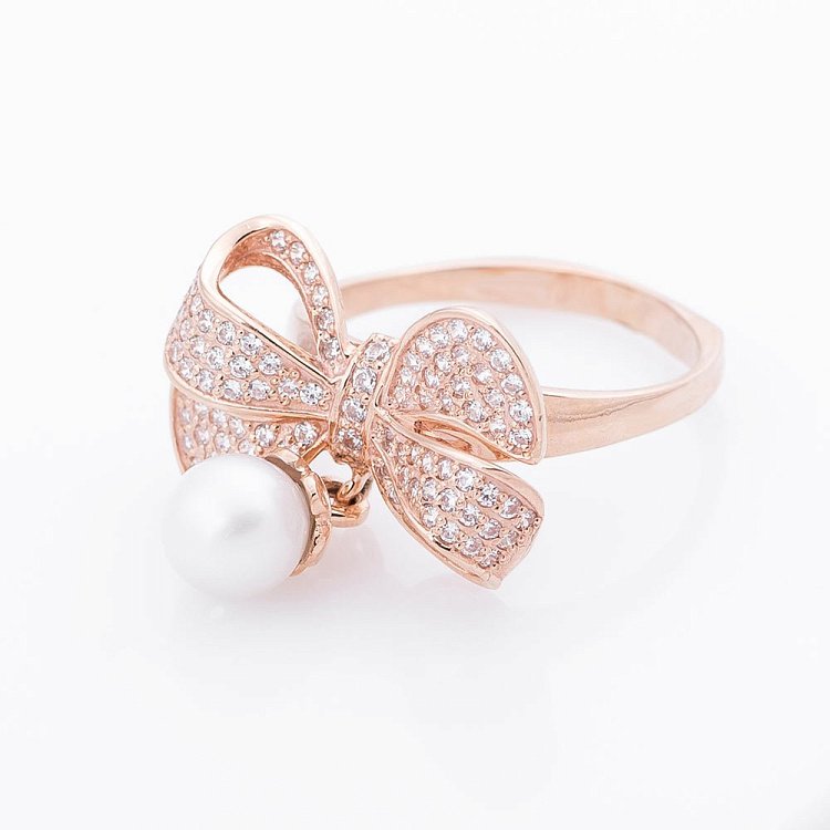 Золотое кольцо "Бантик" с жемчугом и фианитами 02-0832.0.1310 от ювелирного магазина Оникс