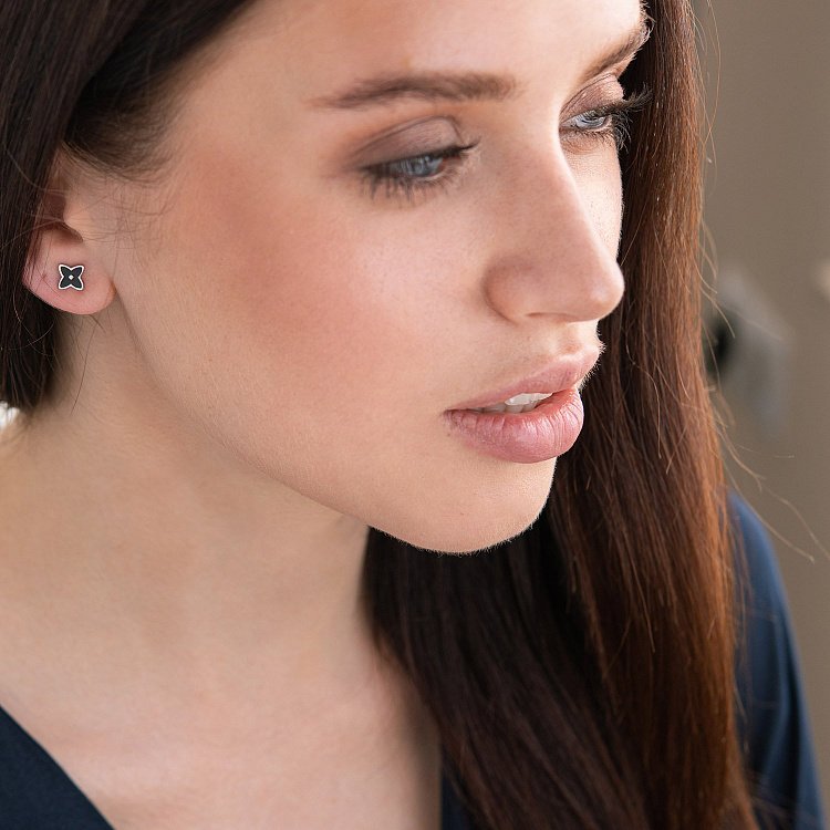 Срібні сережки - пусети "Конюшина" (чорна емаль) 123047 від ювелірного магазину Онікс - 2