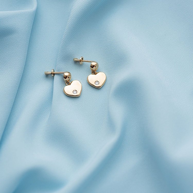 Золотые серьги - пусеты "Сердечки" с фианитами с07011 от ювелирного магазина Оникс