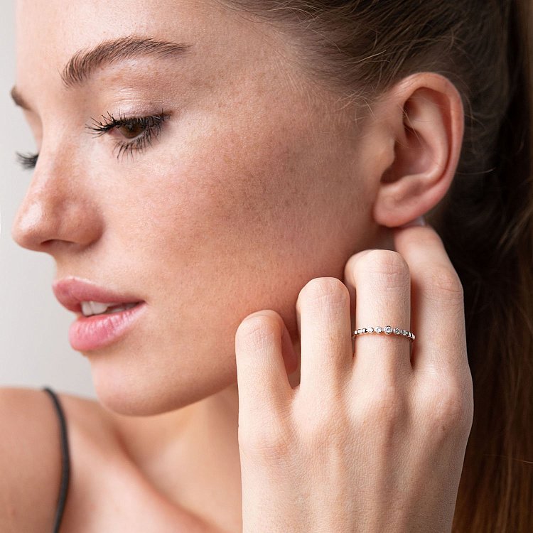 Золотое кольцо с бриллиантами 101-10019 от ювелирного магазина Оникс - 1